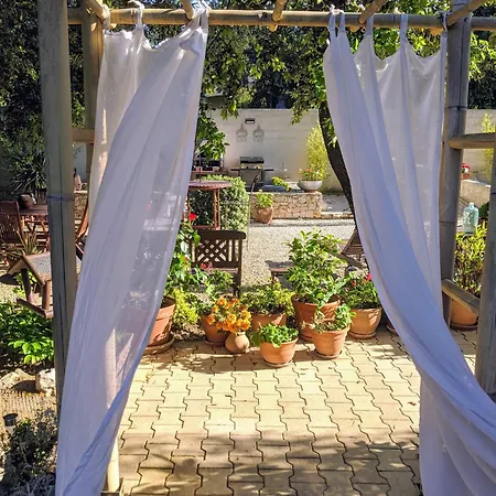 Guest house Les Jardins D'holi Proche Uzes