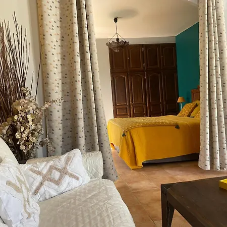 Les Jardins D'holi Proche Uzes Pensión 3*